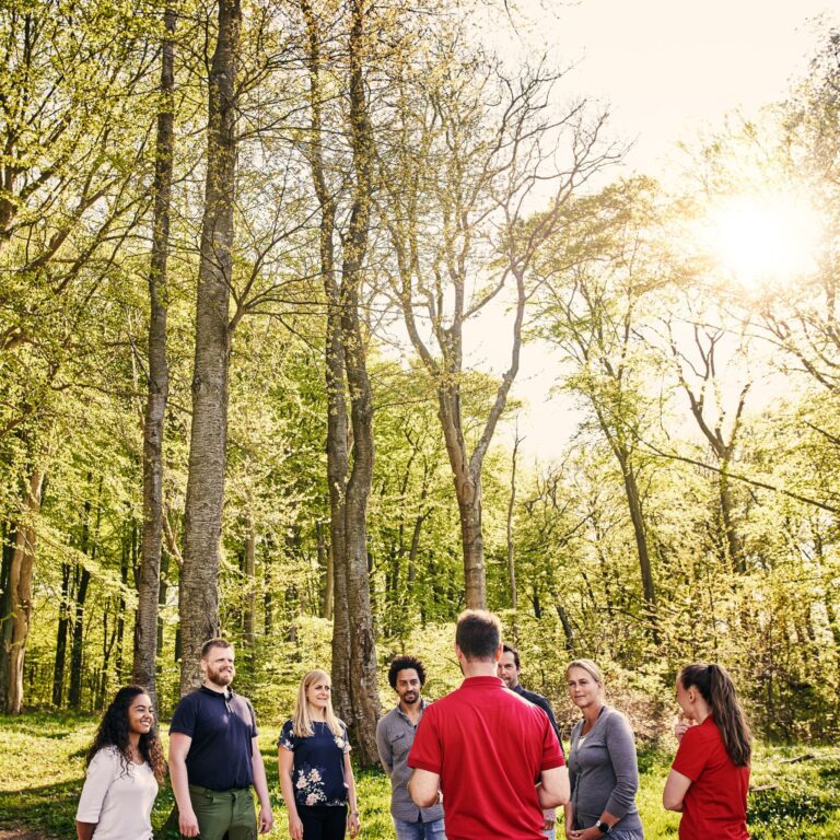 En gruppe mennekser informeres i en skov om en Robinson Challenge.